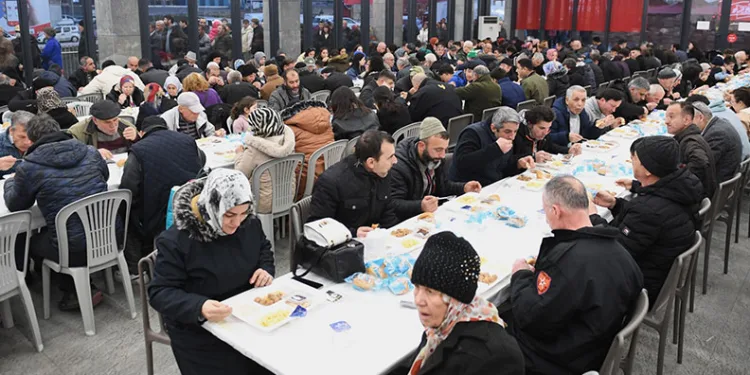 Osmangazi’nin iftar sofraları dolup taşıyor