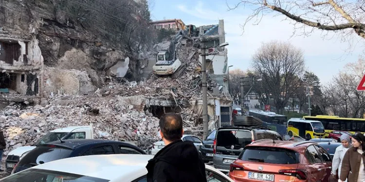 Bursa’da yıkım çalışmalarını film izler gibi izlediler