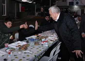 Şadi Özdemir Gökçe Mahallesi’nde iftara katıldı