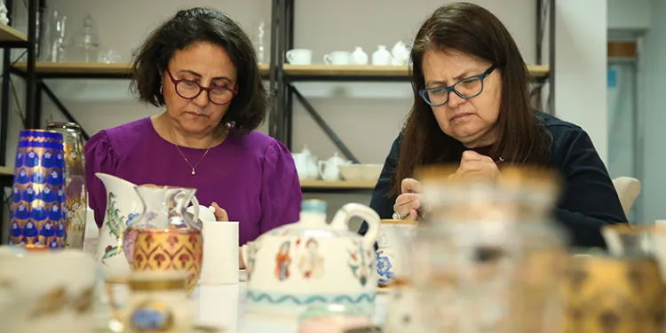 Cam ve porselenleri sanat eserine dönüştürüyorlar