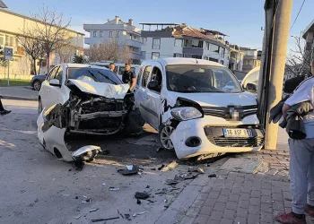 Bursa’da iki araç çarpıştı: 1 yaralı
