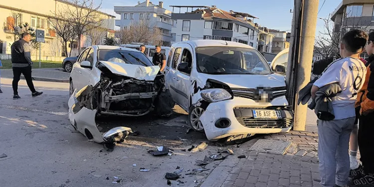 Bursa’da iki araç çarpıştı: 1 yaralı