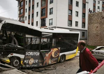 Bursa’da halk otobüsü 10 metrelik istinat duvarından uçtu