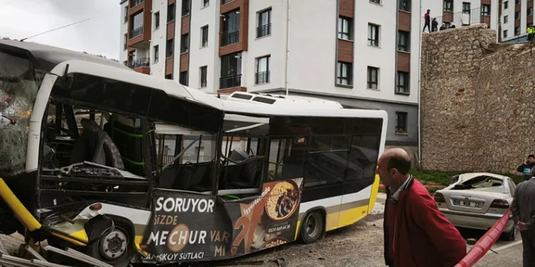 Bursa’da halk otobüsü 10 metrelik istinat duvarından uçtu