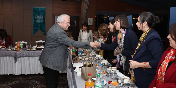Şadi Özdemir kadınlarla iftarda buluştu