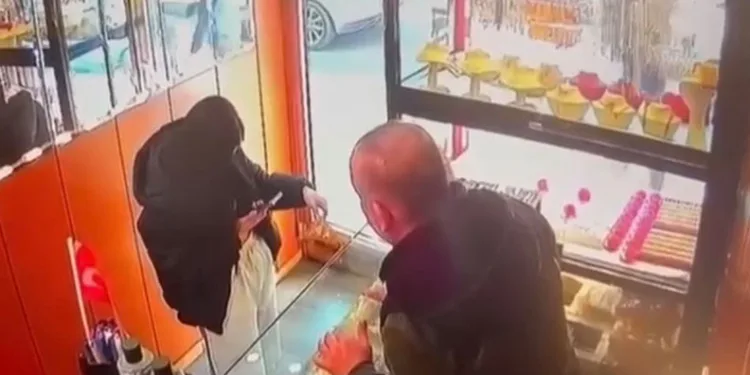 Sevgilisinin alamadığı altın tacı çaldı