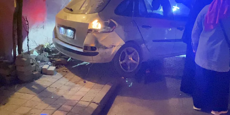 Bursa’da ticari araç ile otomobil çarpıştı: 5 yaralı