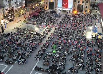 Binlerce kişi, aynı sofra etrafında buluştu