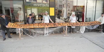 Çiftçinin aronyoları, öğrencilerin elinde reçele dönüştü