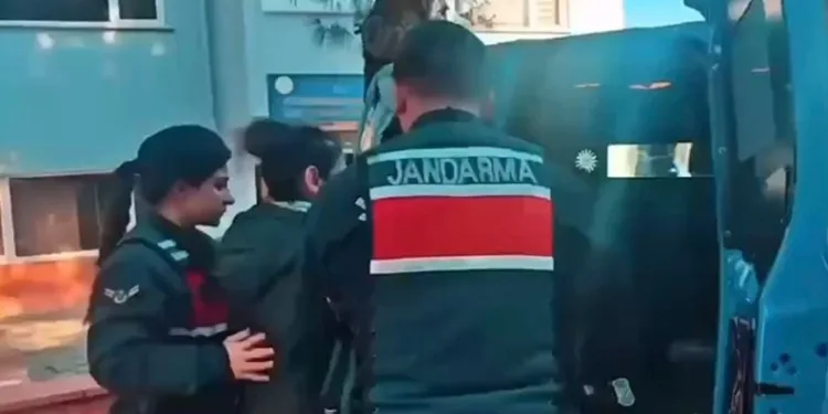 Otomobille çarpışan motosikletlinin metrelerce sürüklendiği kaza kamerada