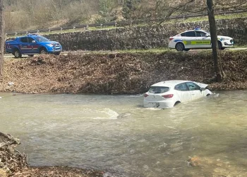 Bursa’da otomobil dereye uçtu: 2 yaralı