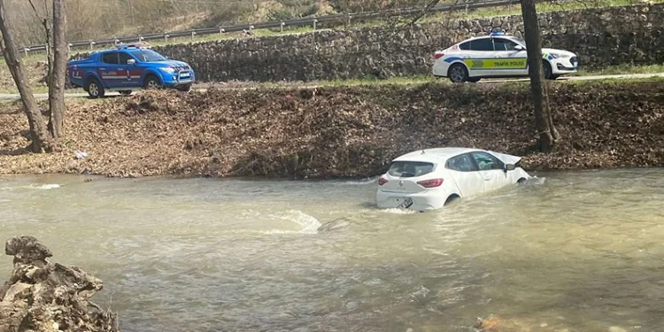 Bursa’da otomobil dereye uçtu: 2 yaralı