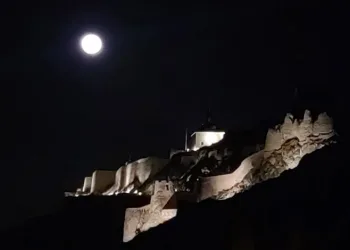 Van Kalesi ile dolunayın buluşması böyle görüntülendi