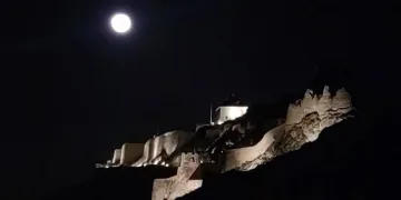 Van Kalesi ile dolunayın buluşması böyle görüntülendi