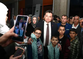 Erkan Aydın, bin kişiyle iftar açtı