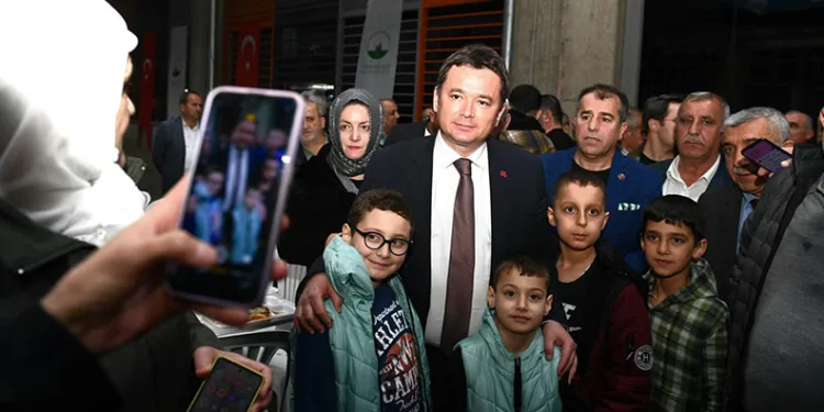 Erkan Aydın, bin kişiyle iftar açtı