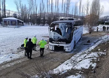 Afyonkarahisar’da kaza: 1 ölü, 25 yaralı