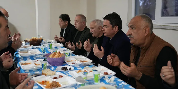 Erkan Aydın vatandaşlarla iftar yaptı