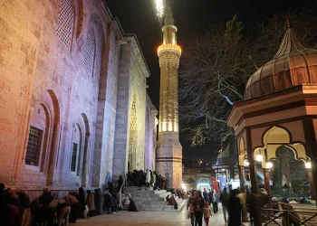 Bursalılar ilk teravih için Ulu Cami’ye koştu