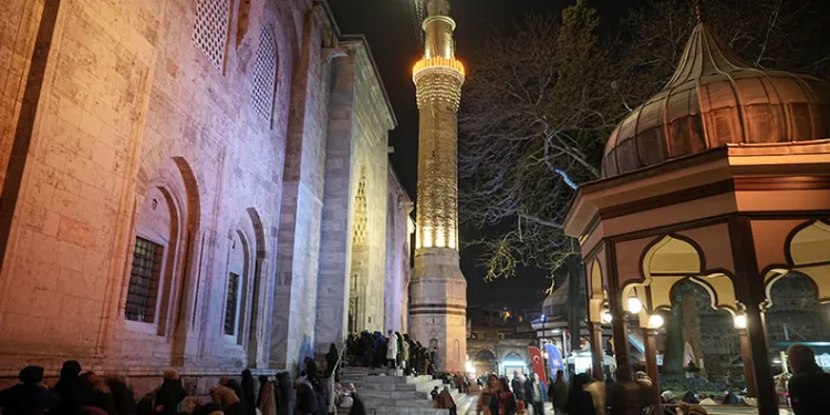 Bursalılar ilk teravih için Ulu Cami’ye koştu