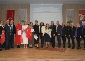 Kahraman hekimlerin hayatını meslektaşları teatral oyunla anlattı