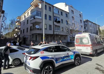 Genç kız annesini defalarca bıçaklayarak öldürdü