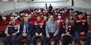 Elazığ’da yola düşen kaya parçaları kaldırıldı