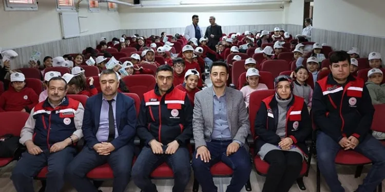 Elazığ’da yola düşen kaya parçaları kaldırıldı