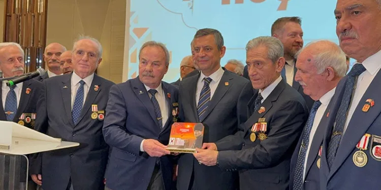 Cumhurbaşkanı Erdoğan gençlerle kafede bir araya geldi