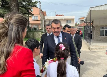 Seçim vaadinde bulunmuştu, Milli Eğitim Bakanı’nı sınıfına getirdi