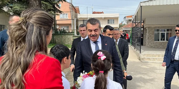 Seçim vaadinde bulunmuştu, Milli Eğitim Bakanı’nı sınıfına getirdi