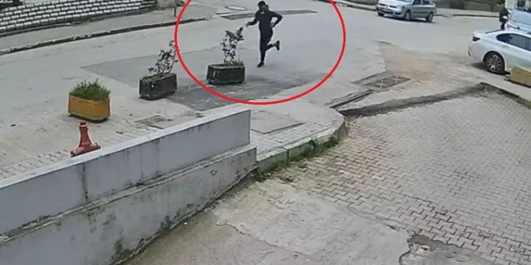Bursa’da bir kişinin yaralandığı silahlı saldırı anı kamerada