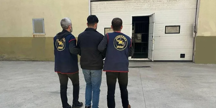 İzmir’de taksiciyi gasbeden şahıs otel odasında yakalandı