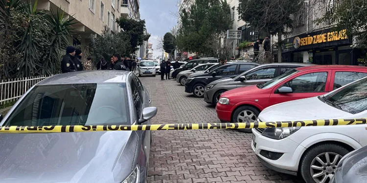 Eşi ve 3 çocuğunu silahla vurarak öldürdü