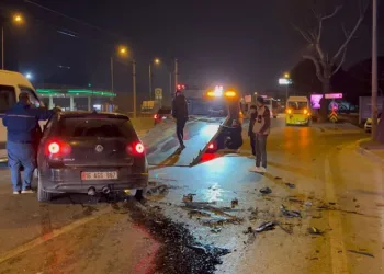 Bursa’da otomobil minibüse çarptı: 10 yaralı