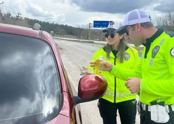Polislerden sürücülere tatlı ve kolonya ikramı