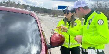 Polislerden sürücülere tatlı ve kolonya ikramı