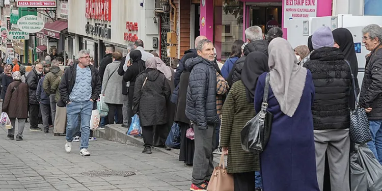 Ramazan alışverişi için metrelerce et ve kıyma kuyruğu