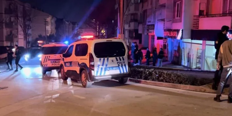 Bursa’da bir şahıs husumetli olduğu kişilere kurşun yağdırdı