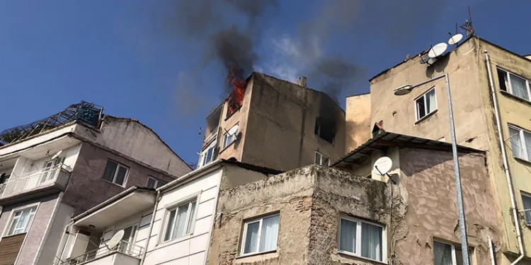 Gemlik’te boş daire alev alev yandı
