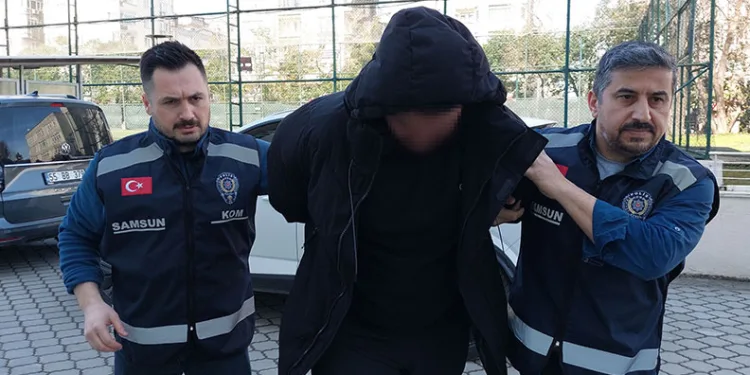 Otomobille çarpışan motosikletlinin metrelerce sürüklendiği kaza kamerada