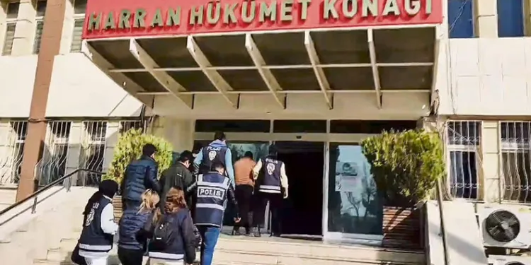 Otomobille çarpışan motosikletlinin metrelerce sürüklendiği kaza kamerada