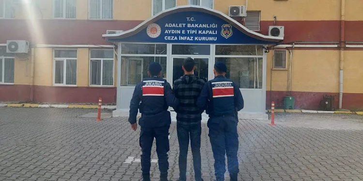 Otomobille çarpışan motosikletlinin metrelerce sürüklendiği kaza kamerada