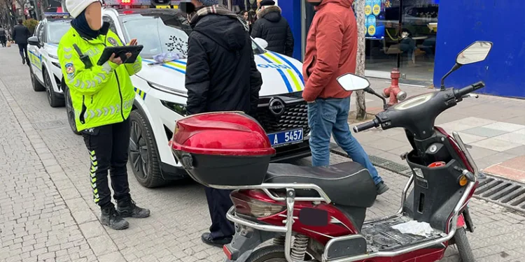 İzmir’de denize düşen araç içinde bir kişi hayatını kaybetti