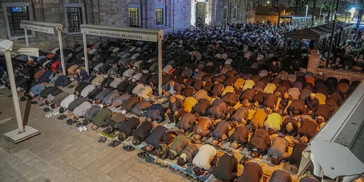 Bursalılar Kadir Gecesi’nde Ulu Cami’ye akın etti