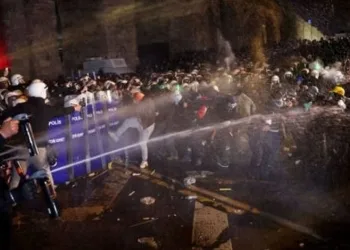 Bursa’da iftar saati otomobil otobüs durağına daldı: 2’si ağır 6 yaralı