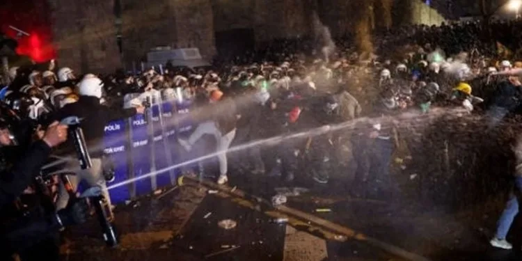 Bursa’da iftar saati otomobil otobüs durağına daldı: 2’si ağır 6 yaralı