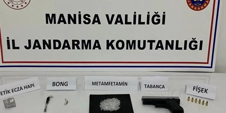 14. katın penceresine çıkan şahıs ikna sonucu indirildi