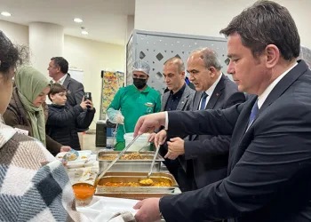 Erkan Aydın vatandaşlara iftar yemeği dağıttı