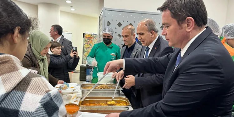 Erkan Aydın vatandaşlara iftar yemeği dağıttı